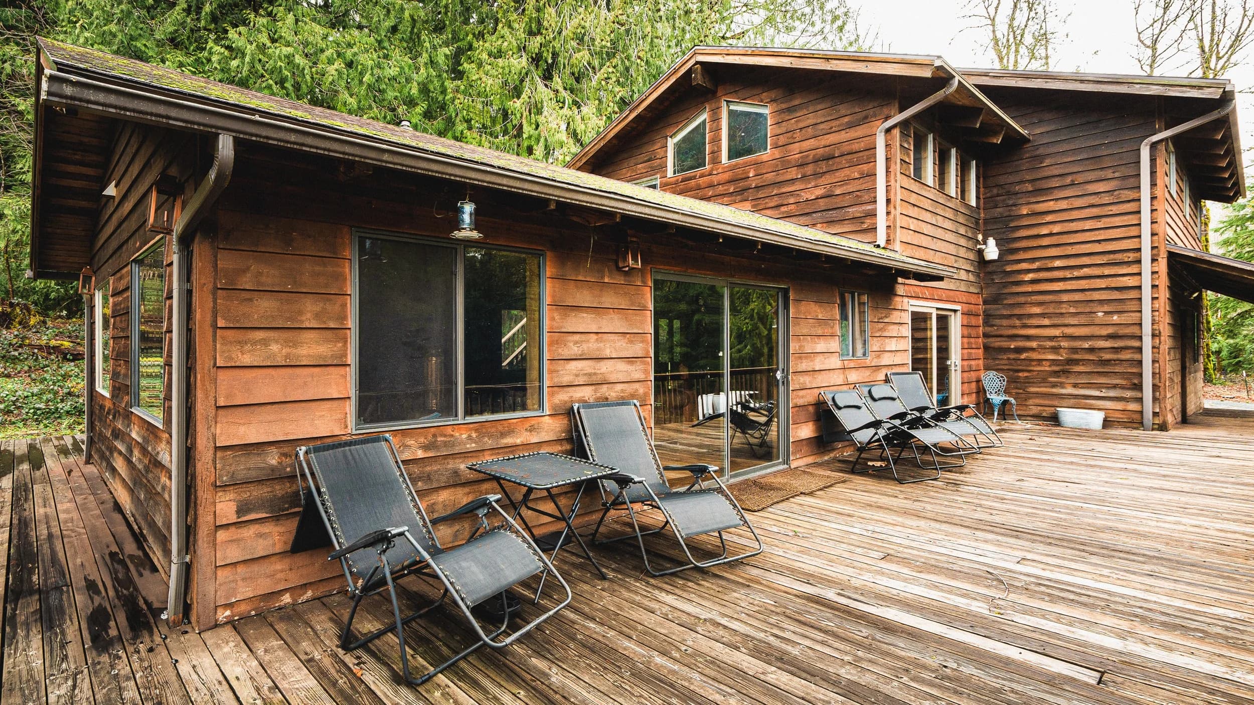 Wrap-around deck with lounge chairs